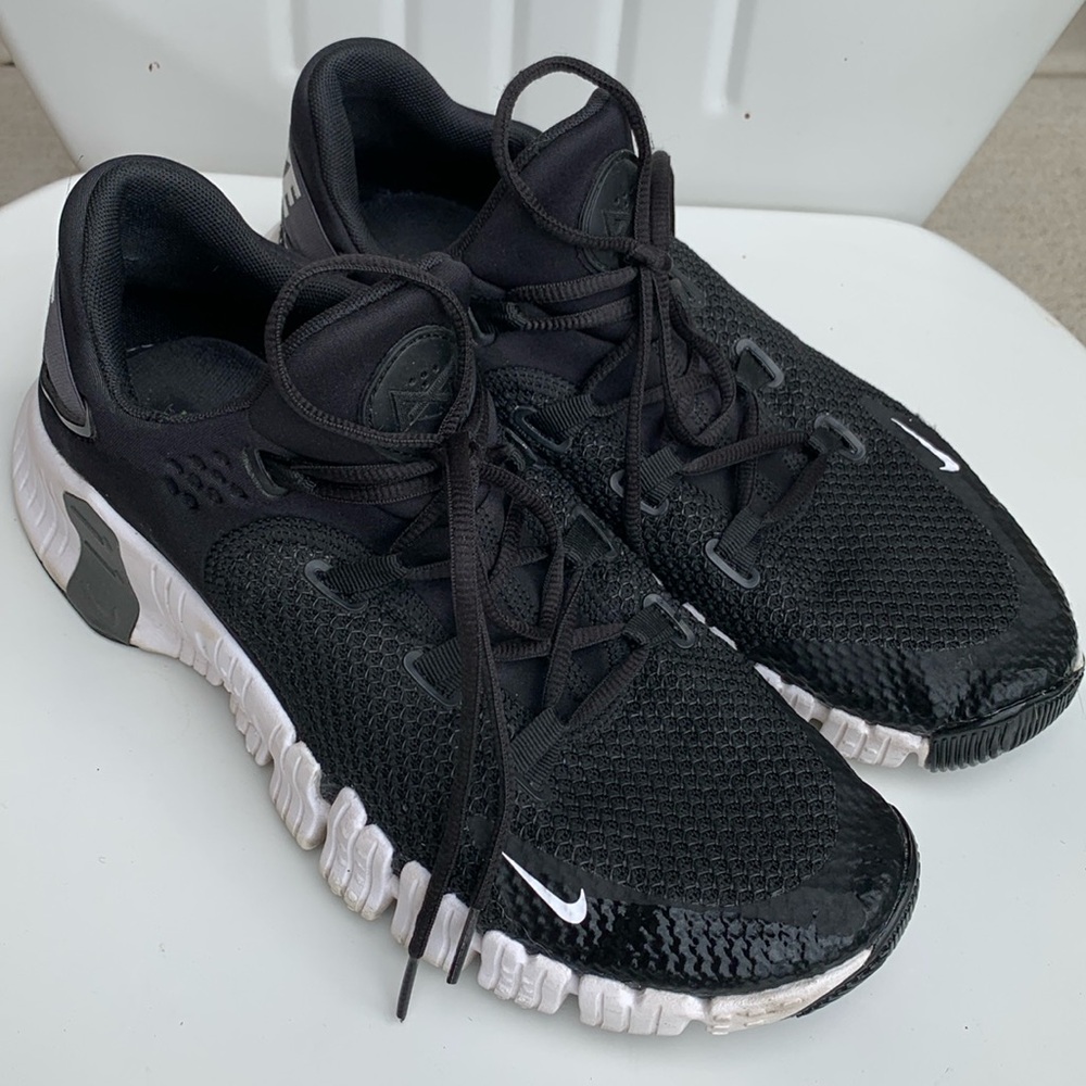 Nike Men's Black and White Sneakers